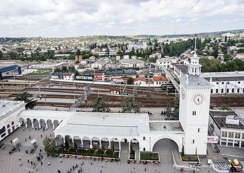 Одна из главных архитектурных достопримечательностей столицы Крыма. Вокзал построен по проекту известного советского архитектора А.Н.Душкина в 1951 году, реконструирован в 2000 году.